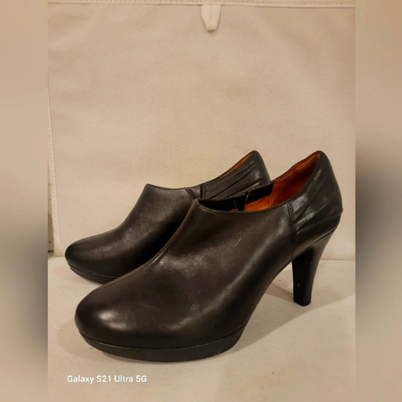 CLARKS BLACK LEATHER‎ SHOE BOOTS BOOTIES (sz 9) - Picture 1 of 6
